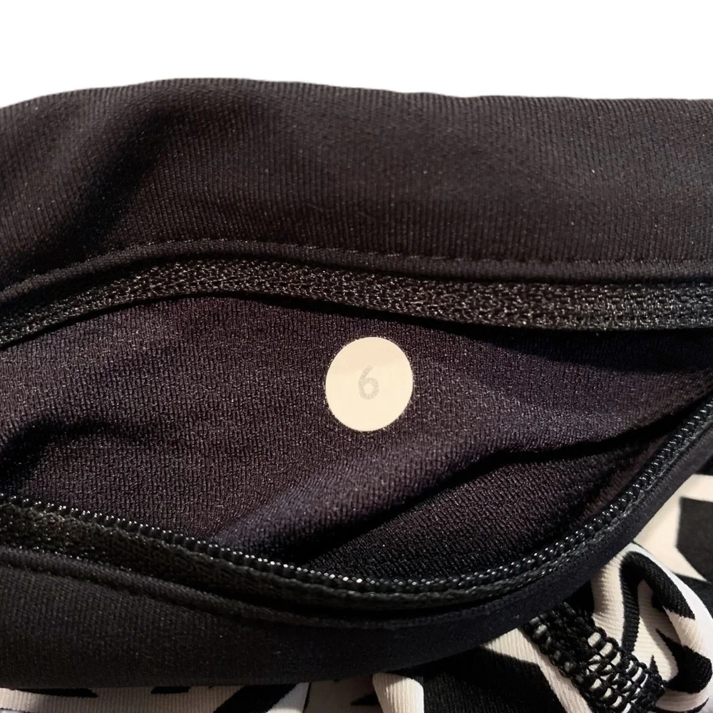 Lululemon Rose Crop Leggings 6 Black White Abstract Posey Capri - Picture 3 of 3